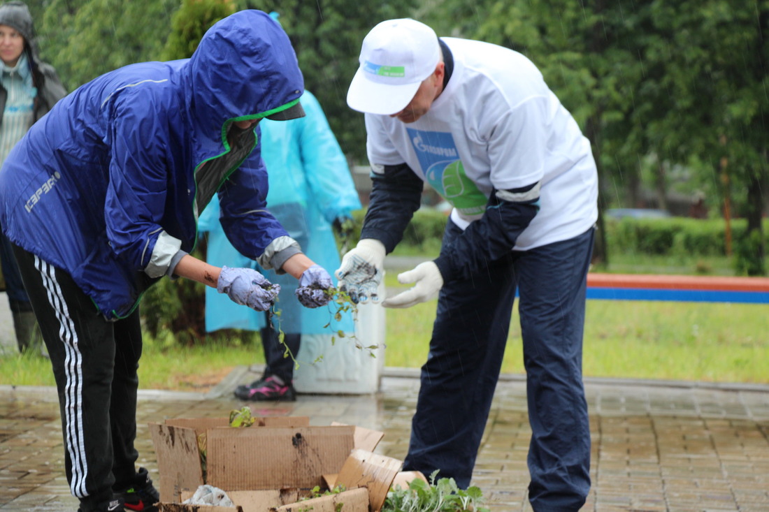 Сотрудники ООО «Газпром межрегионгаз Киров» посадили цветы у водного дворца
