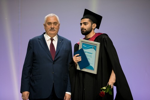 Виктор Мартынов вручает диплом выпускнику факультета Мировой экономики Гургену Аветисяну