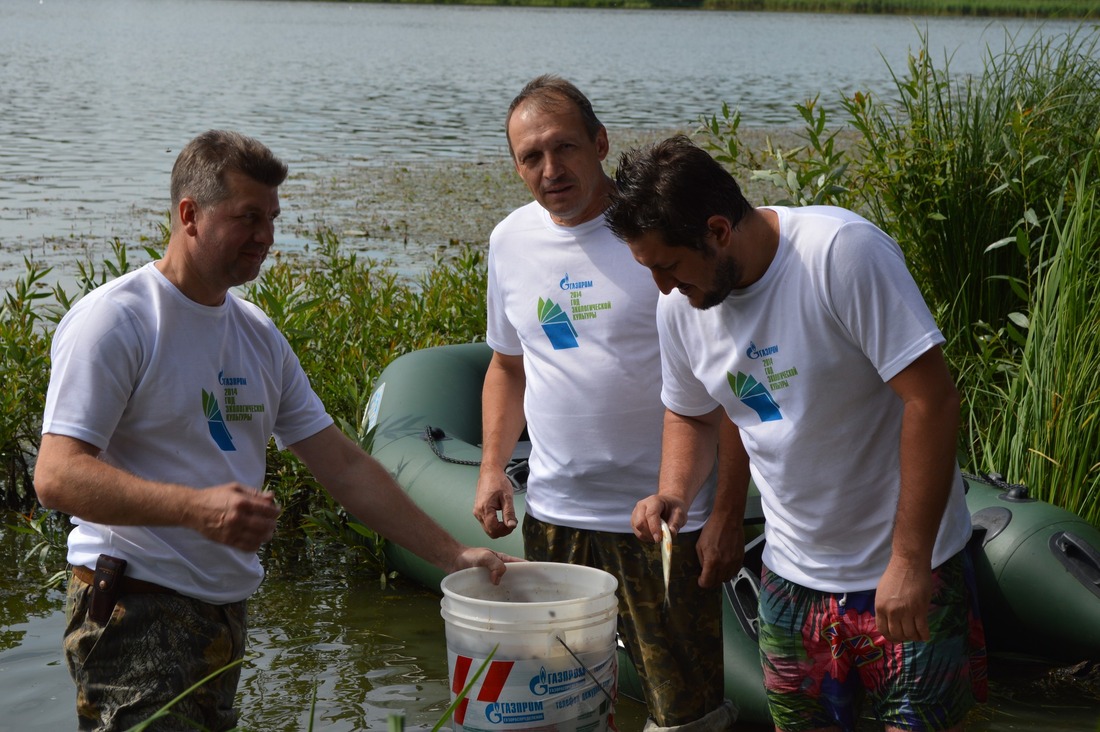 Сотрудники ООО «Газпром межрегионгаз Смоленск» выпустили в водоем мальков щуки