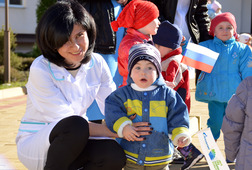 Руководитель «Дома ребенка» Марита Крымукова с воспитанником на благотворительной акции по высадке деревьев