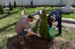 Сотрудники дагестанского филиала ООО «Газпром межрегионгаз Пятигорск» посадили сад на территории интерната для сирот