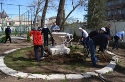 Сотрудники дагестанского филиала ООО «Газпром межрегионгаз Пятигорск» посадили сад на территории интерната для сирот