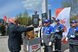 Глава Советского района Республики Марий Эл Пушкин Е. А. приносит капсулу