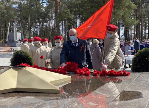 Возложение цветов к мемориалу "Вечный огонь"