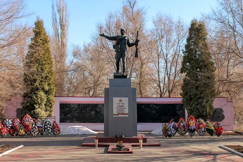 Вечный огонь на братской могиле № 287 в Семилуках
