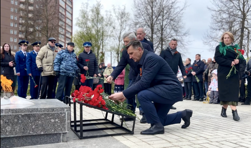 Вячеслав Бузин возлагает цветы к мемориалу