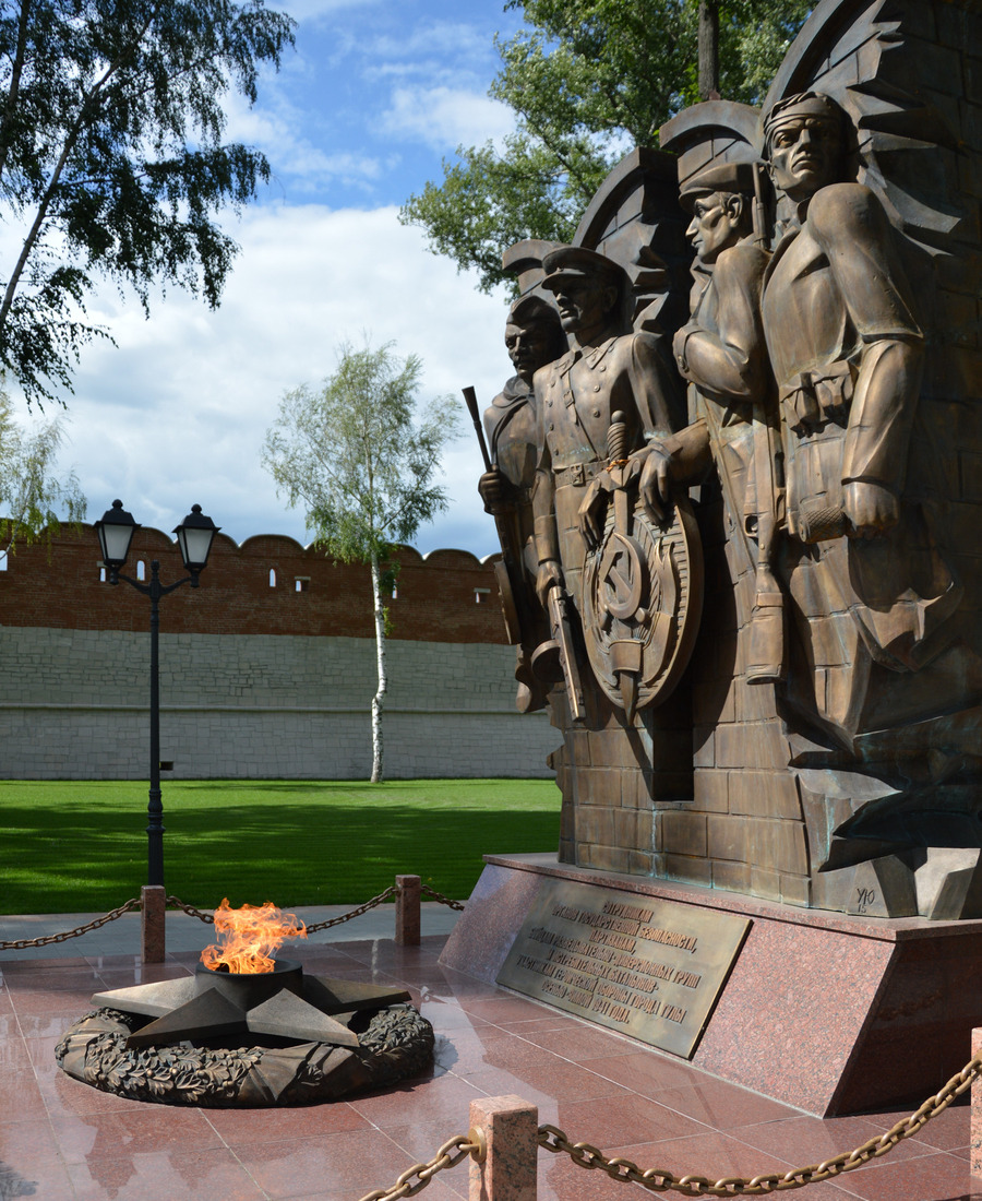 Вечный огонь у мемориала в Кремлёвском сквере в Туле