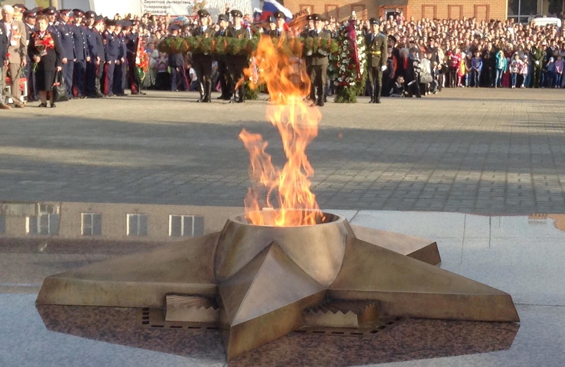 Во время церемонии открытия мемориала «Вечный огонь» на площади Ефремова в Вязьме. 2015 год