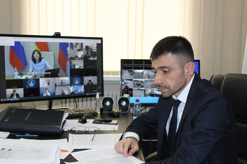 Исполняющий обязанности генерального директора ООО «Газпром межрегионгаз Владикавказ» Алан Плиев во время видеоконференции