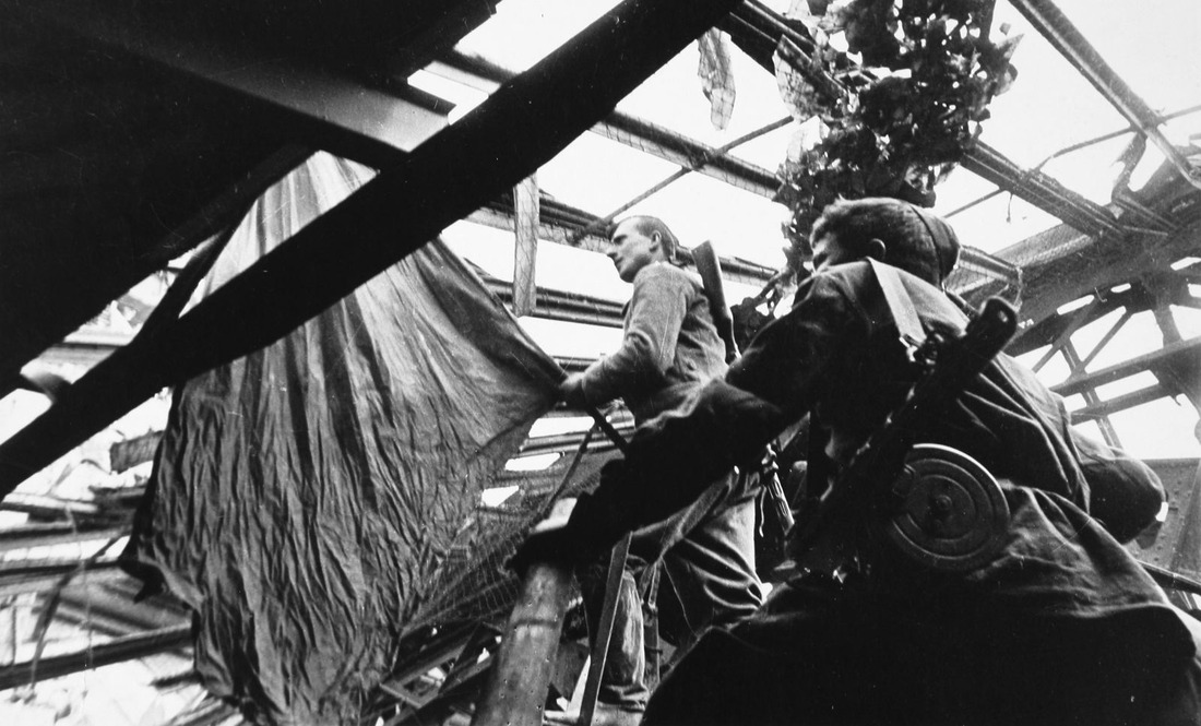 Михаил Егоров и Мелитон Кантария выходят со знаменем на крышу рейхстага, 1945 год