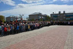 Участники торжественного мероприятия зажжения Вечного огня в поселке Советский Республики Марий Эл