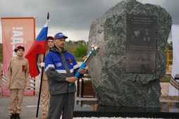 Новый Вечный огонь на мемориале в честь А. И. Красильникова