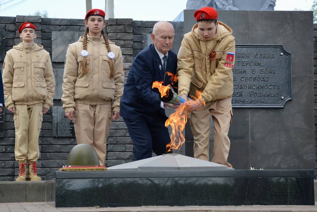Малолетний узник фашизма Анатолий Александрович Колосов зажигает Вечный огонь с юнармейцем