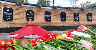 Участники церемонии возложили цветы к Вечному огню