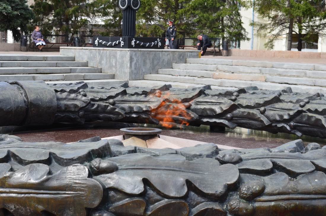 Вечный огонь на аллее Славы в Челябинске