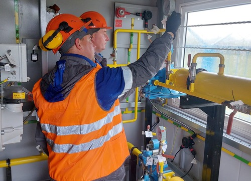 Специалисты настраивают оборудование пункта редуцирования газа