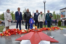 Участники церемонии возложили цветы к Вечному огню