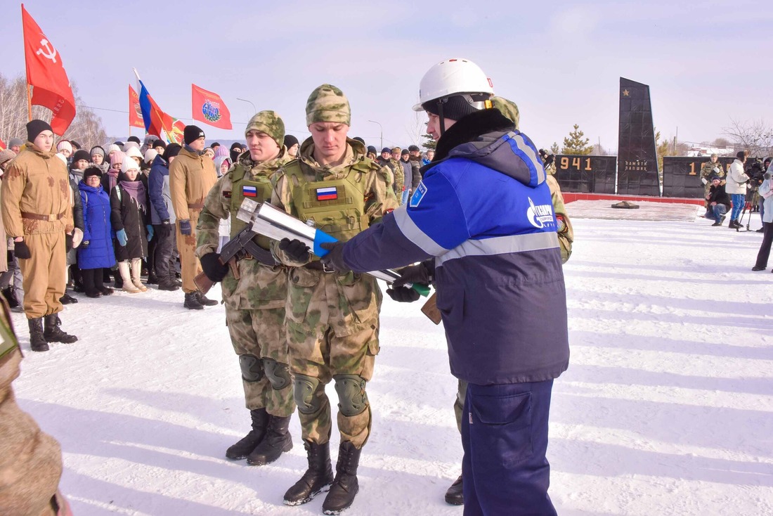 Газовик передает факел для зажжения Вечного огня