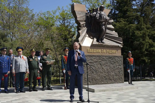 Владимир Ревенко у памятника участникам СВО