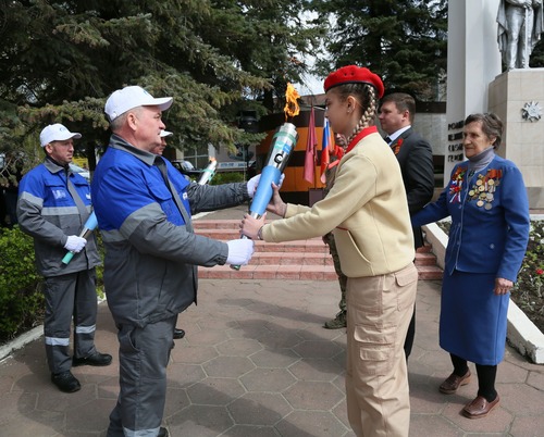 Передача факелов для зажжения вечного огня