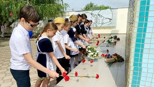 Возложение цветов в мемориалу в станице Новониколаевской