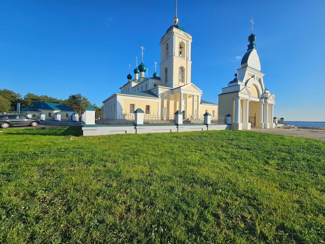 Храм Воздвижения Креста Господня в д. Ясенево Ярославской области