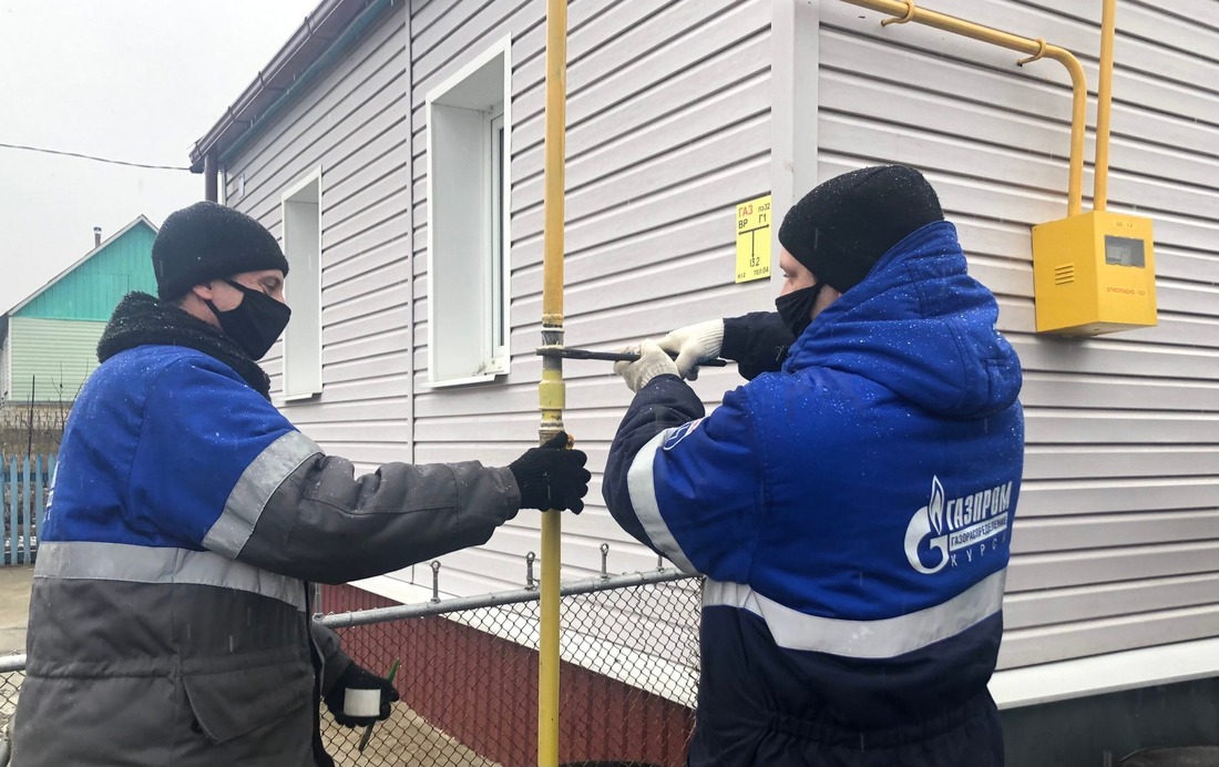 Специалисты компании АО «Газпром газораспределение Курск» подключают домовладение к газоснабжению