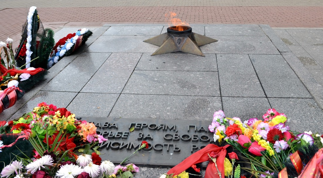 Вечный огонь на площади Матросова в Великих Луках