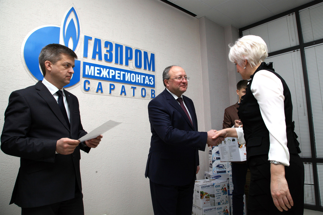 Максим Шихалов и Андрей Новицкий вручают призы победителям акции «В Новый год без газовых долгов!»