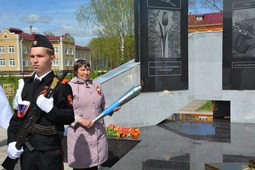 Ржавина Зинаида Васильевна — мама Кавалера двух орденов мужества, участника СВО — Ржавина Сергея Валерьевича зажигает Вечный огонь в поселке Советский Республики Марий Эл