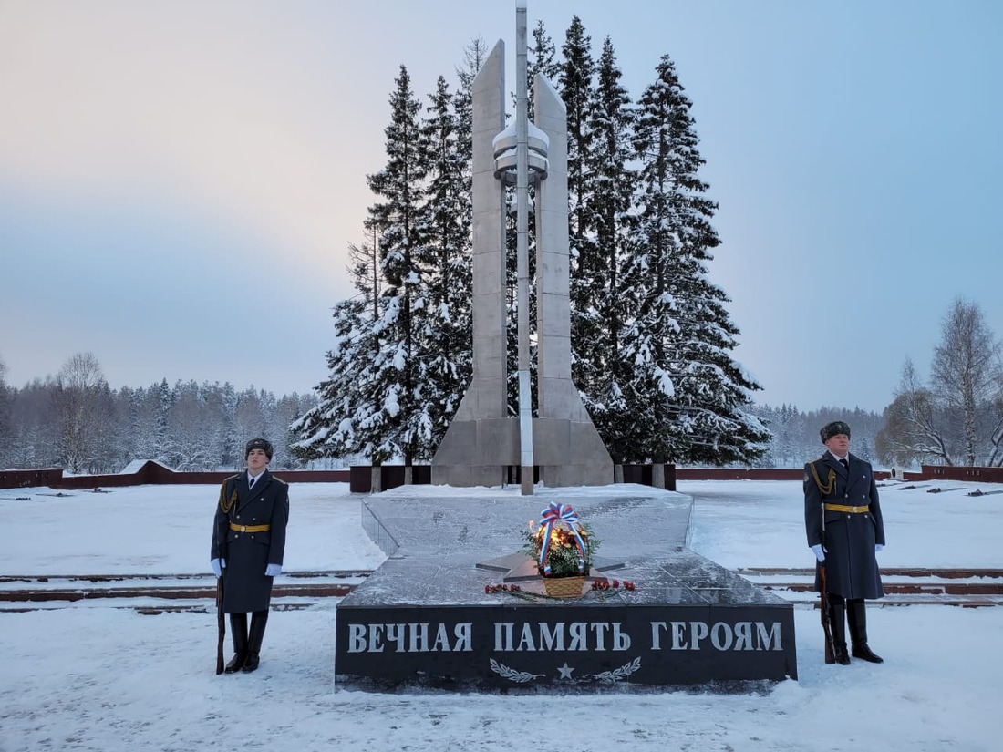 мемориальный комплекс с Вечным огнем, посвященного погибшим при испытании ракетно-космической техники в городе Мирном