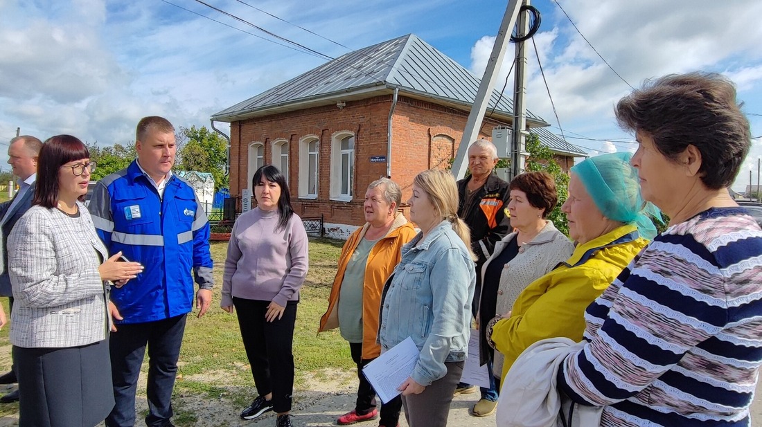 Жители села общаются с главой Заводоуковского ГО С.А. Касеновой и директором Южного треста АО "Газпром газораспределение Север" А.А. Скоковым