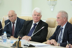 Николай Исаков, Валерий Голубев и Сергей Морозов во время совещания