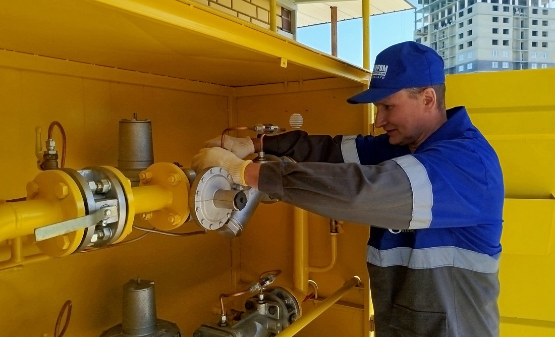 Работник АО «Газпром газораспределение Чебоксары» проводит пуско-наладочные работы на ГРПШ