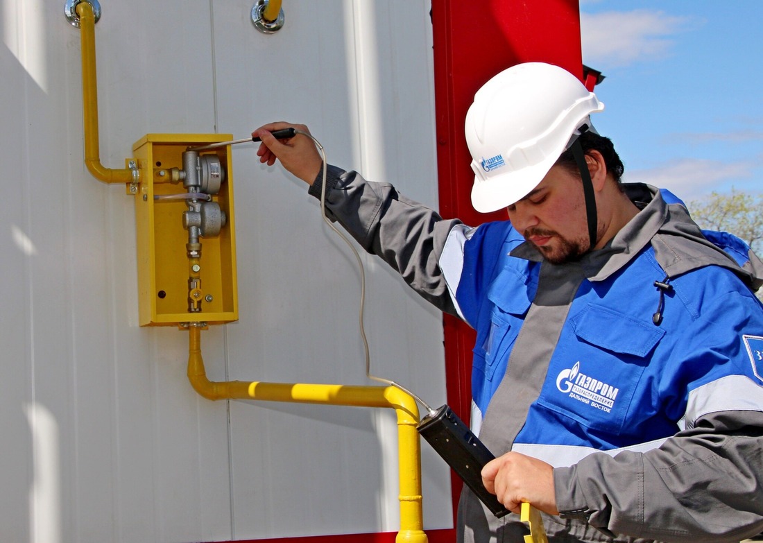 Сотрудник "Газпром газораспределение Дальний Восток" проводит работы по пуску газа