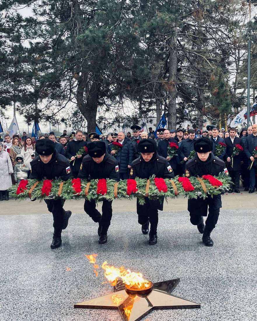 Возложение венков к Вечному огню