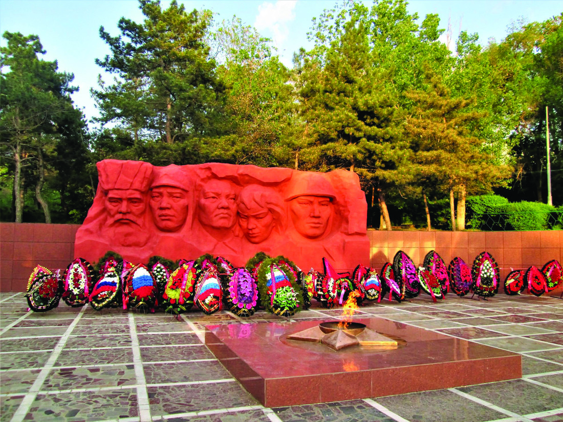 Мемориал «Вечный огонь» в парке «Дружба» в Элисте