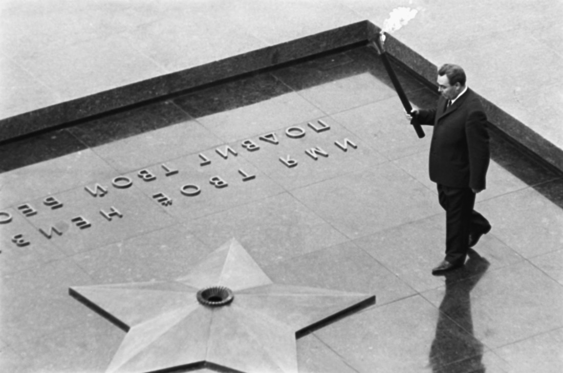 Генеральный секретарь ЦК КПСС Леонид Брежнев зажигает Вечный огонь на Могиле Неизвестного Солдата в Москве. 1967 год