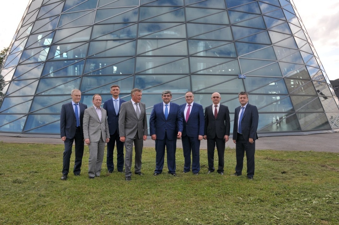 Сергей Густов и Казбек Коков (в центре) на фоне БМК на Крестовском острове