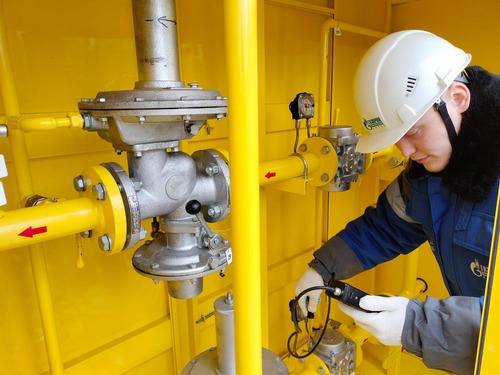 Специалист «Газпром газораспределение Киров» проверяет пункт редуцирования газа