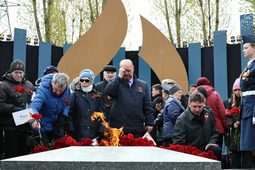 Вечный огонь на мемориале