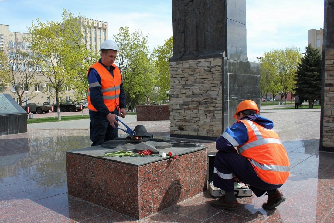 Работа газовиков на мемориале «Вечный огонь» в Пензе. 2015 год