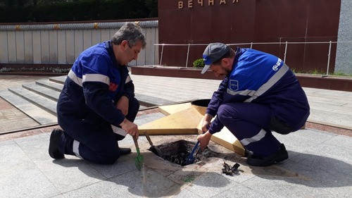Сотрудники АО «Сочигоргаз» выполняют техническое обслуживание мемориала Вечный огонь на улице Севастопольской