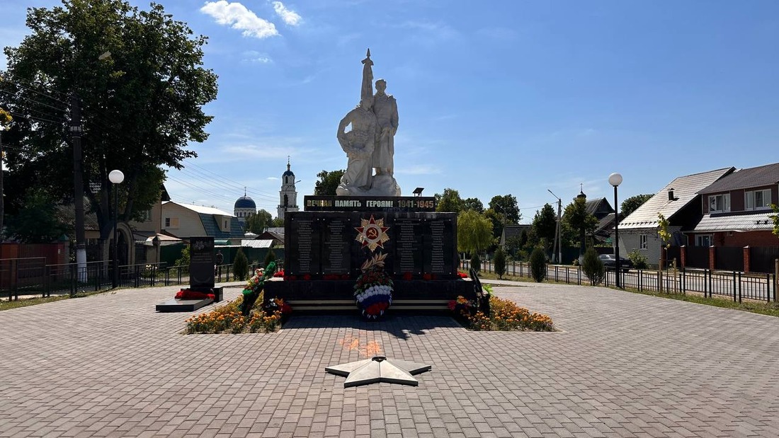 Вечный огонь у Воинского захоронения в сквере Победы в с. Имени Льва Толстого