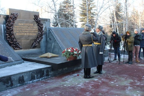 Церемония зажжения Вечного огня в Барнауле