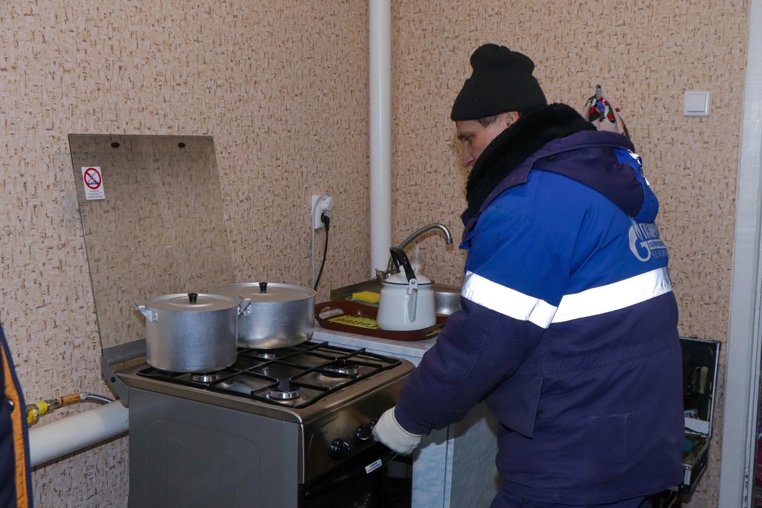 Сотрудник «Газпром газораспределение Челябинск» проверяет работу газовой плиты в доме нового абонента, деревня Сухоруково, Челябинская область