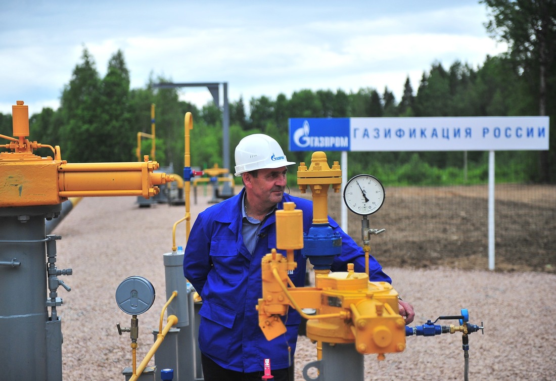 Начальник Волховского ЛПУ ООО «Газпром трансгаз Санкт-Петербург» Александр Елкин возле узла врезки газопровода-отвода на г.Олонец газопровода Волхов — Петрозаводск