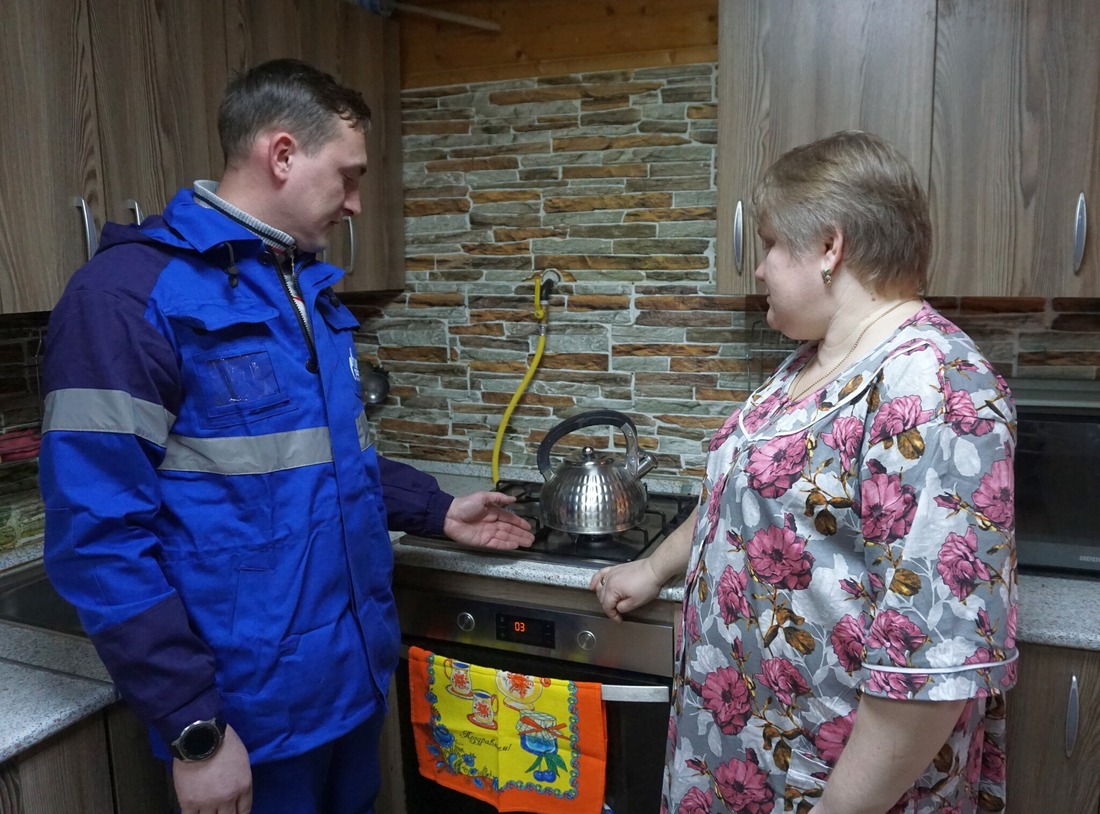 Сотрудник «Газпром газораспределение Нижний Новгород» проводит инструктаж для хозяйки дома