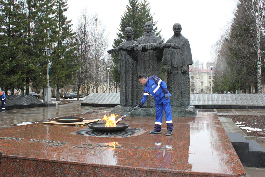 Зажжение Вечного огня на мемориале Победы в Сыктывкаре во время работ по его реконструкции. 2015 год