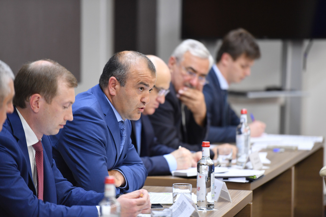 Алан Кодзаев — генеральный директор ООО «Газпром межрегионгаз Владикавказ» (в центре)